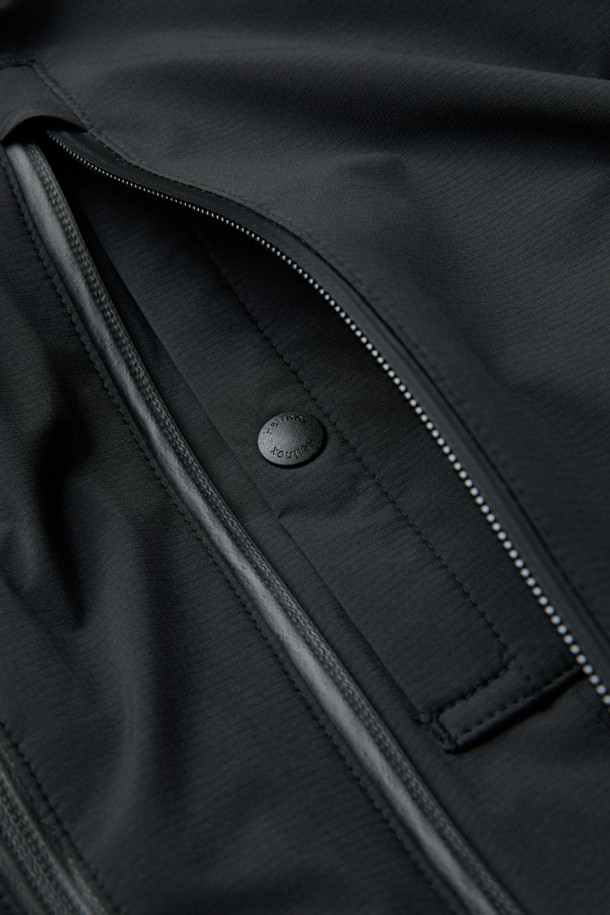 논퀼팅 헤비 다운자켓은 겨울철 일상 및 아웃도어 활동에 적합한 남녀 공용 다운자켓입니다. 미니멀한 스타일의 무지 디자인으로, 800 필파워 구스다운과 20데니어 2레이어 나일론 원단을 사용하여 두꺼운 두께감으로 뛰어난 보온성을 제공합니다. 논퀼팅 디자인과 발수, 방풍 기능을 갖춰 추운 날씨에도 쾌적하게 착용 가능하며, RDS 인증을 받아 윤리적인 소비를 지향합니다. 레귤러핏으로 편안한 착용감을 선사하며, 겨울 데일리룩, 여행룩에 미니멀, 클래식, 캐주얼 스타일을 더해줍니다.
