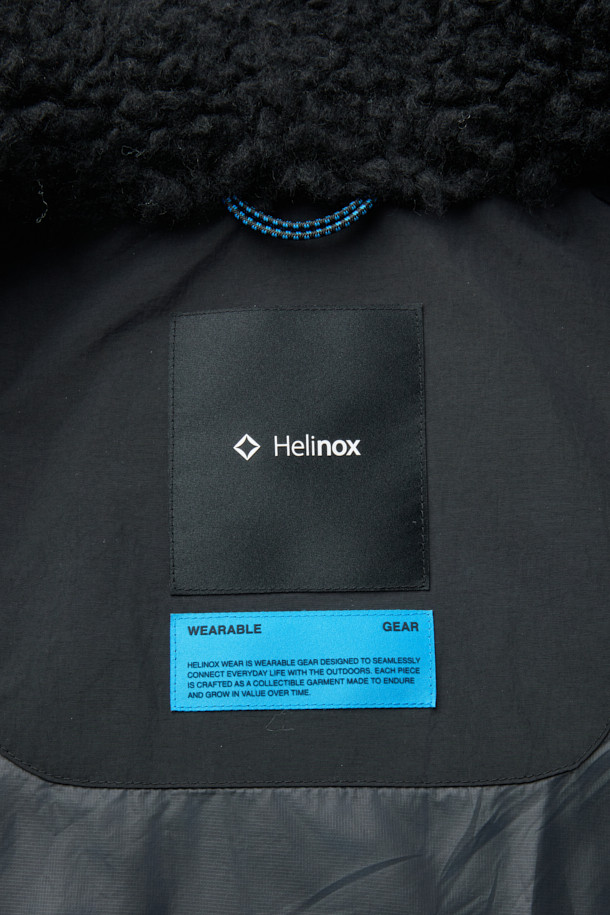 미니멀한 디자인과 뛰어난 보온성을 자랑하는 울 플리스 재킷입니다. 부드러운 촉감의 울 플리스 소재로 제작되어 가을, 겨울철 일상 및 아웃도어 활동에 적합합니다. 하이넥 디자인과 2WAY 지퍼 여밈으로 실용성을 더했으며, 이클립스 로고 모티브와 우븐 하단 디테일이 세련된 포인트를 더합니다. 레귤러핏으로 제작되어 편안한 착용감을 선사하며, 셋업 스타일링도 가능하여 출근룩과 캠핑룩 등 다양한 TPO에 활용할 수 있습니다. 땀 냄새 억제, 습도 조절 기능으로 쾌적한 착용감을 유지합니다.
