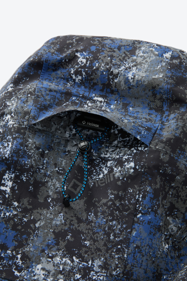 리플렉티브 2.5L 듀얼판초는 하이킹, 캠핑, 트레킹, 백패킹 등 다양한 아웃도어 활동에 적합한 판초입니다. 블루, 네이비 두 가지 색상으로 제공되며, 봄, 여름, 가을 계절에 착용하기 좋습니다. 얇고 가벼운 2.5L 멤브레인 소재에, 방수, 투습, 발수 기능을 갖춰 쾌적한 착용감을 제공합니다. 롱 기장에 오버핏 또는 루즈핏으로 편안하게 착용 가능하며, 지퍼형과 스냅 여밈 방식으로 편리합니다. 반사 기능을 갖춘 리플렉티브 디자인으로 야간 활동 시 안전성을 높였으며, 타프 형태로 변형하여 활용할 수도 있습니다.
