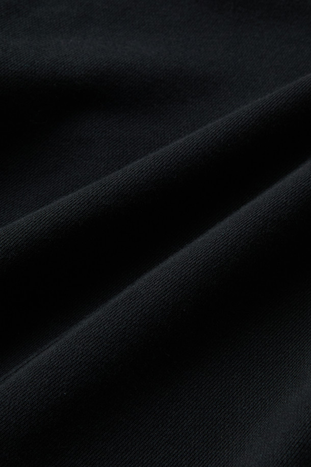 **스웨트 커브드 팬츠**는 미니멀하고 스포티한 스타일을 연출하는 데 적합한 남녀 공용 스웨트 팬츠입니다. 블랙 컬러의 무지 디자인으로 어떤 상의에도 쉽게 매치할 수 있으며, 두꺼운 면 소재로 제작되어 부드러운 촉감을 선사합니다. 허리 및 밑단 스트링, 절개 디테일, 이클립스 형상화 디자인이 돋보이며, 커브드 핏과 조거핏으로 편안하면서도 세련된 핏을 제공합니다. 집콕룩, 산책룩, 여행룩 등 다양한 TPO에 활용 가능하며, 봄, 가을 시즌에 활용하기 좋습니다.
