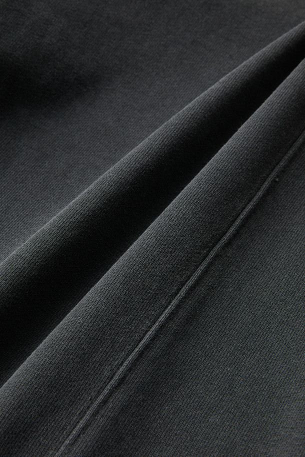 부드러운 면 소재의 스웨트 커브드 팬츠입니다. 루즈핏 반바지로, 봄, 가을에 편안하게 착용하기 좋습니다. 허리 및 밑단 스트링으로 핏 조절이 용이하며, 시그니처 절개 라인과 이클립스 형상화 디자인이 돋보입니다. 미니멀, 캐주얼, 클래식 스타일을 모두 소화할 수 있으며, 집콕룩, 산책룩, 여행룩 등 다양한 TPO에 활용 가능합니다. 두꺼운 두께감으로 포근함을 더했습니다.
