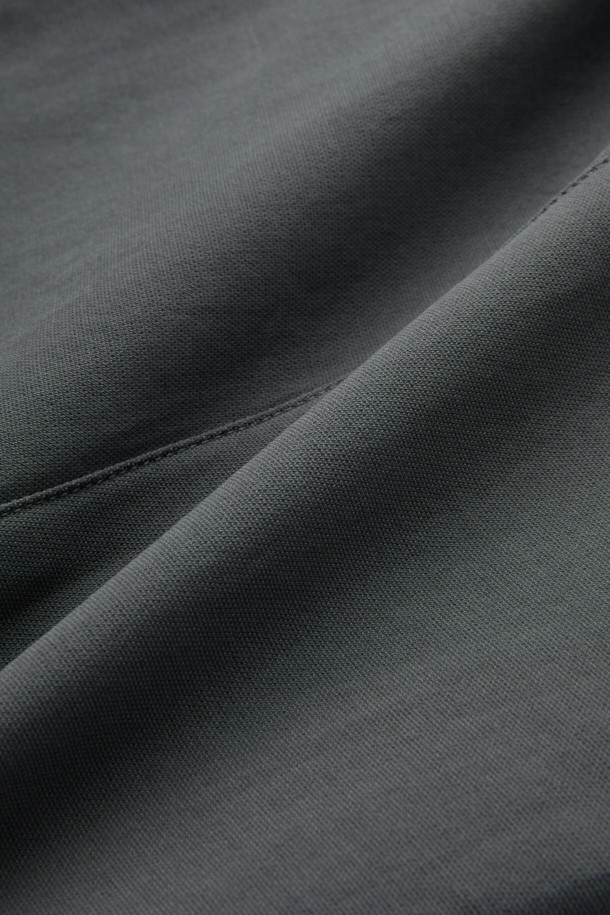 입체 하이커 팬츠는 하이킹, 캠핑, 일상에서의 활동성을 높여주는 바지입니다. 부드러운 면과 스판덱스 혼방 소재로 제작되어 편안한 착용감을 제공하며, 레귤러 핏으로 안정적인 실루엣을 연출합니다. 입체 설계 및 무릎 활동성을 고려한 패턴, 허리 인서트 벨트 시스템과 퀵릴리즈 버클, 사선 구조 카고 포켓 등 아웃도어 활동에 적합한 기능성을 갖추었습니다. 캐주얼, 고프코어, 미니멀 스타일을 모두 소화할 수 있는 그레이 색상의 긴 바지로, 캠핑룩, 등산룩, 여행룩에 활용하기 좋습니다.
