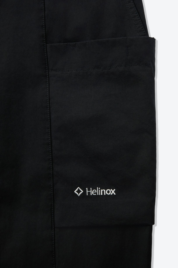 간절기부터 초여름까지 활용하기 좋은 코튼 혼방 루즈 핏 캠프 카고 팬츠입니다. 블랙 컬러에 면, 폴리에스테르, 나일론 혼방 소재로 제작되어 부드러운 촉감을 선사합니다. 넉넉한 루즈 핏으로 편안함을 강조했으며, 디본딩 처리된 소재와 카고 포켓 디테일이 돋보입니다. 퀵 릴리즈 허리 인서트 벨트와 사이즈 조절 기능으로 활동성을 높였으며, 여행룩, 캠핑룩, 등산룩 등 다양한 TPO에 캐주얼, 워크웨어, 고프코어 스타일로 연출하기 좋습니다.
