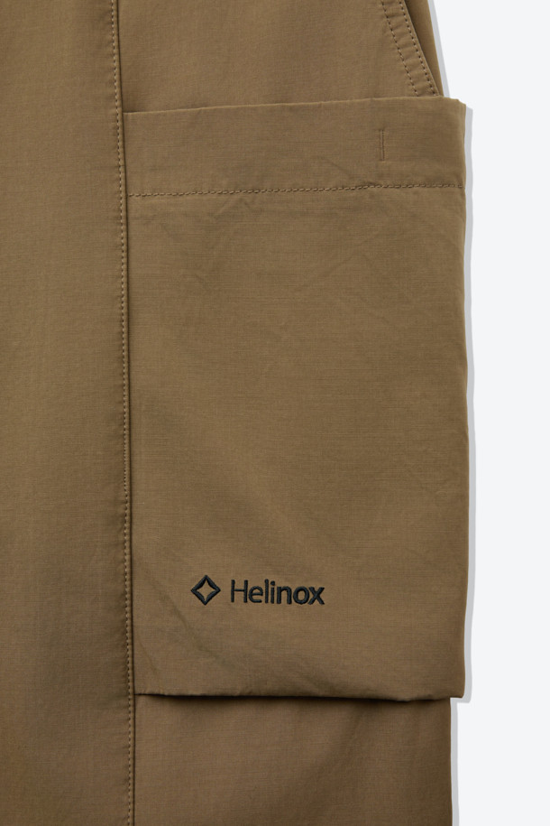 부드러운 촉감이 돋보이는 코튼 혼방 루즈 핏 캠프 카고 팬츠입니다. 간절기에 적합하며, 캐주얼, 미니멀, 워크웨어 스타일을 모두 아우르는 디자인입니다. 브라운 컬러의 무지 디자인으로, 여행룩이나 캠핑룩에 활용하기 좋습니다. 디본딩 소재와 카고 포켓 디테일이 특징이며, 퀵 릴리즈 허리 인서트 벨트와 사이즈 조절 기능으로 편안한 착용감을 선사합니다. 면, 폴리에스터, 나일론 혼방 소재로 제작되어 튼튼하며, 루즈 핏으로 편안하게 활동할 수 있습니다.
