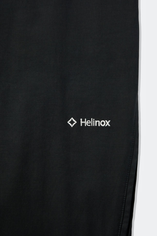 "트랜스폼 듀얼 팬츠"는 간절기에 적합한 남녀 공용 슬림핏 긴바지입니다. 블랙 색상으로, 하이킹, 캠핑, 일상생활 등 다양한 용도로 활용 가능합니다. 면, 폴리에스테르, 나일론 혼방의 두꺼운 소재를 사용하여 내구성을 높였으며, 벤틸레이션 메쉬 패널과 2WAY 사이드 지퍼, 모듈형 구조, 디본딩 원단 등의 특징으로 기능성을 더했습니다. 스포티, 캐주얼, 고프코어 스타일을 모두 소화하며, 캠핑룩, 등산룩, 여행룩에 매치하기 좋습니다. 통기, 사이즈 조절, 환기 기능으로 쾌적한 착용감을 제공합니다.
