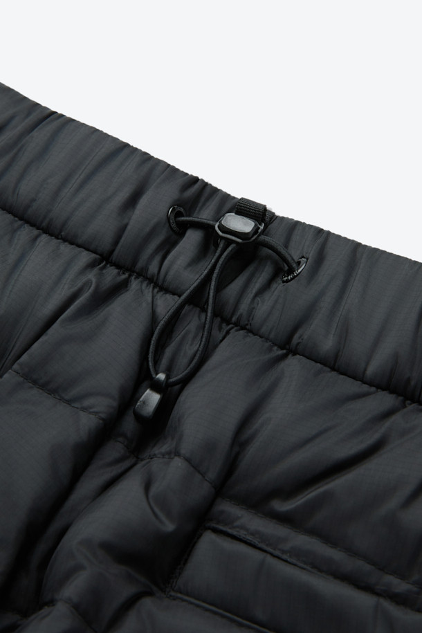 겨울철 야외 활동과 일상에서 활용하기 좋은 디테처블 구스 다운팬츠입니다. 800 필파워 유러피안 구스다운 안감과 10데니어 립스탑 나일론 겉감으로 뛰어난 보온성과 가벼운 착용감을 제공합니다. 레귤러핏으로 제작되어 편안한 활동성을 보장하며, 발수 기능으로 눈이나 가벼운 비에도 끄떡없습니다. 디테처블 디자인으로 상황에 따라 하프 팬츠 또는 긴 바지로 연출 가능하며, 포터블백이 함께 제공되어 휴대와 보관이 용이합니다. 스포티, 캐주얼, 고프코어 스타일을 모두 소화하며 캠핑, 여행, 등산 등 다양한 TPO에 적합합니다.
