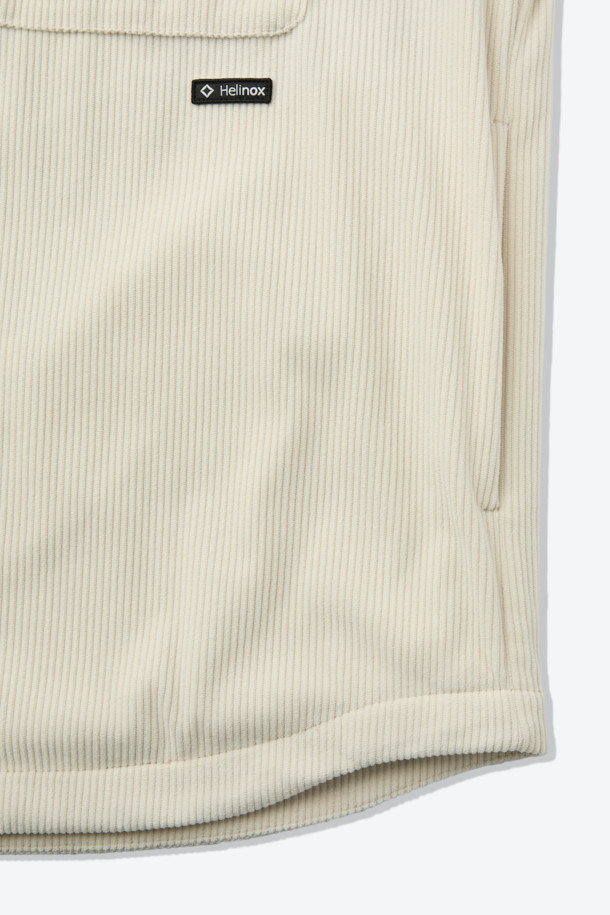 따뜻하고 포근한 겨울을 위한 코듀로이 셔츠입니다. 베이지와 아이보리 두 가지 색상으로 출시되어 어떤 스타일에도 매치하기 용이합니다. 두꺼운 두께감의 코듀로이와 폴리에스테르 혼방 소재로 제작되어 보온성과 통기성을 동시에 갖췄으며, 안감은 OCTA 소재를 사용하여 쾌적한 착용감을 제공합니다. 루즈핏으로 편안한 착용감을 선사하며, 캠핑룩, 클래식, 미니멀, 캐주얼 등 다양한 스타일 연출에 활용할 수 있습니다. 아웃포켓 디테일과 빠른 건조 기능은 실용성을 더합니다.
