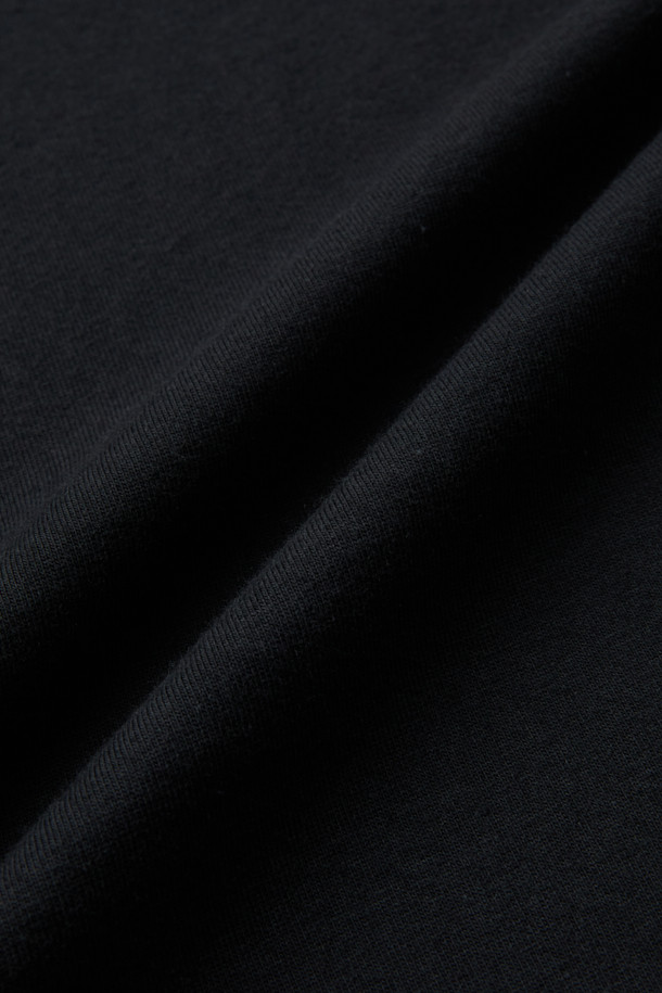 빅로고 긴팔 티셔츠는 베이직한 스타일의 블랙 컬러 긴팔 티셔츠입니다. 면과 폴리에스터 혼방 소재로 제작되어 흡습 및 속건 기능이 뛰어나 일상생활과 가을, 봄철 아웃도어 활동에 적합합니다. 라운드넥 디자인에 넥라인 요크테이프 보강, 시보리 소매 처리, 등판 빅 로고 디자인으로 포인트를 더했습니다. 캐주얼, 미니멀, 클래식 스타일을 즐겨 입는 분들께 산책룩, 가을 나들이룩으로 추천합니다. 베이직 핏으로 편안하게 착용할 수 있습니다.
