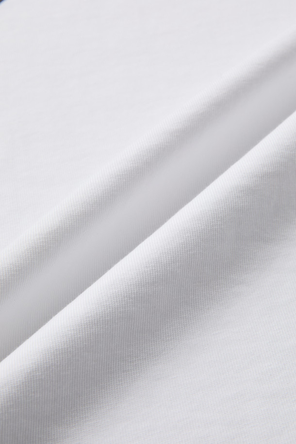 베이직한 스타일의 빅 로고 긴팔 티셔츠입니다. 면과 폴리에스테르 혼방 소재로 제작되어 흡습 및 속건 기능이 뛰어나 쾌적한 착용감을 제공합니다. 라운드넥 디자인에 넥라인 요크테이프 보강 및 시보리 소매 처리가 되어 있으며, 등판에 로고가 포인트로 디자인되었습니다. 봄, 가을 시즌에 일상, 아웃도어 활동은 물론 출근룩으로도 활용하기 좋은 캐주얼, 미니멀, 클래식 스타일의 아이템입니다.
