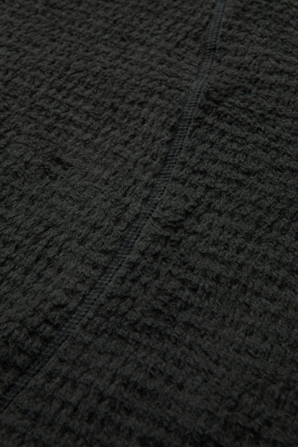 폴라텍 알파 다이렉트 후디는 아웃도어 및 등산 활동에 적합한 남녀 공용 상의입니다. 블랙 컬러의 무지 디자인으로 스포티하고 테크니컬한 스타일을 연출하며, 가을, 겨울 시즌에 착용하기 좋습니다. 폴라텍 알파 다이렉트 소재를 사용하여 보온, 투습, 경량, 통기성을 갖췄으며, 레귤러핏과 일체형 후드로 편안한 착용감을 제공합니다. Hand Loop 디테일, 이클립스 절개, 가이룹빠 봉제 등의 특징으로 기능성을 높였으며, 등산룩, 캠핑룩, 고프코어 및 미니멀 스타일 연출에 활용하기 좋습니다. 긴소매와 두꺼운 두께감으로 추운 날씨에도 따뜻하게 몸을 보호해 줍니다.
