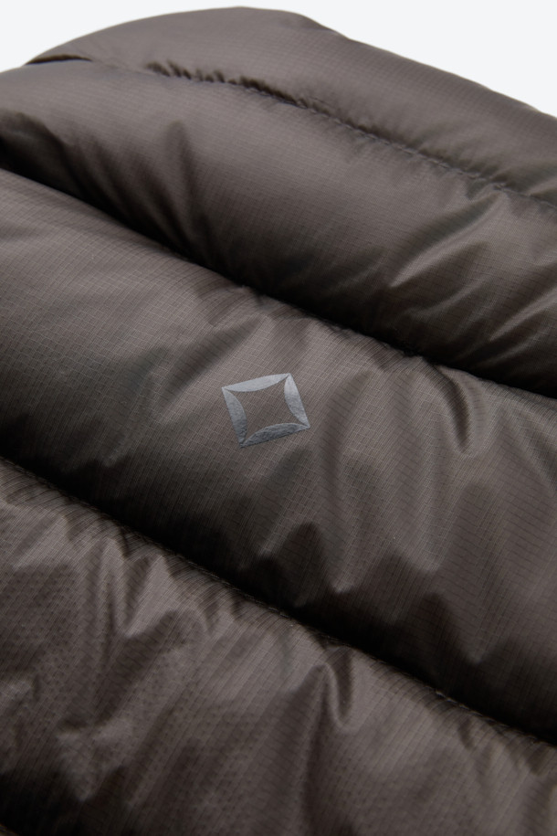 이클립스 팩 다운베스트는 가을, 겨울철 아웃도어 및 일상에서 활용하기 좋은 남녀 공용 다운 베스트입니다. 800 필파워 유러피안 구스 다운 충전재를 사용하여 가볍고 따뜻하며, 뛰어난 보온성과 방풍, 발수 기능을 제공합니다. 미니멀하고 스포티한 디자인에 무지 패턴의 블랙 컬러로, 여행, 캠핑, 등산 등 다양한 TPO에 활용하기 좋습니다. 레귤러핏으로 편안한 착용감을 선사하며, 비대칭형 지퍼와 포터블 백 구조, RDS 인증을 통해 기능성과 디자인을 모두 잡았습니다. 부드러운 나일론 소재로 제작되어 우수한 촉감을 느낄 수 있습니다.
