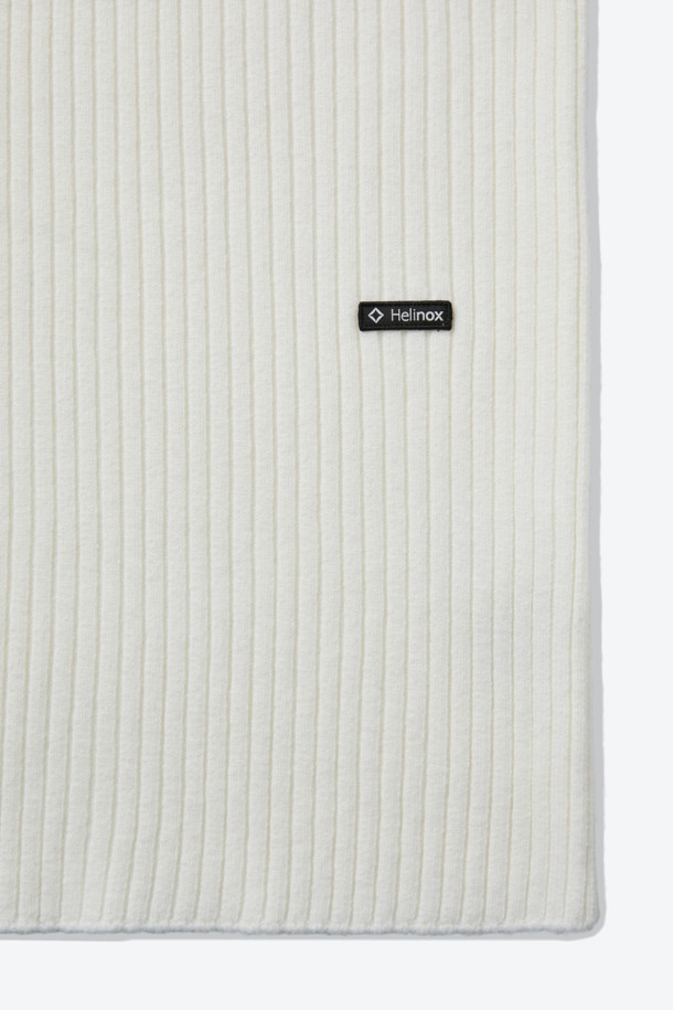 찬 바람에도 끄떡없는 울 혼방 후드 니트입니다. 부드러운 촉감의 울(37%) 혼방 소재로 제작되어 보온성이 뛰어나 겨울철에도 따뜻하게 착용할 수 있습니다. 벤틸레이션 넥 지퍼와 사이드 벤틸레이션 지퍼 디테일로 활동성을 높였으며, 캐주얼, 스포티, 미니멀 스타일을 모두 소화 가능합니다. 일상생활은 물론 캠핑룩으로도 활용하기 좋은 실용적인 아이템입니다. 레귤러핏과 무지 디자인의 화이트 컬러로 어디에나 매치하기 용이합니다.
