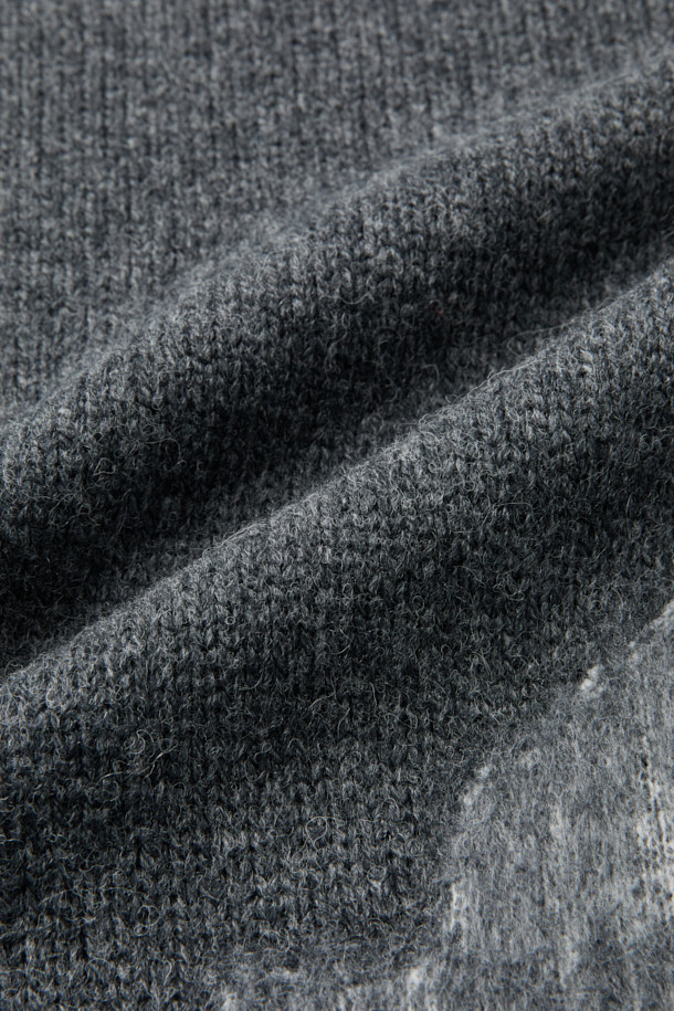 다크 그레이와 라이트 그레이 투톤 컬러 배색이 돋보이는 울 혼방 니트입니다. 울 82%와 나일론 18% 혼방으로 제작되어 부드러운 촉감과 뛰어난 보온성을 자랑하며, 통기성과 소취 기능까지 갖춰 겨울철에도 쾌적하게 착용할 수 있습니다. 라운드넥과 레귤러핏 디자인으로, 일상복은 물론 캠핑룩, 출근룩 등 다양한 TPO에 활용 가능하며, 캐주얼, 클래식, 미니멀 스타일을 모두 소화합니다. 긴 소매 기장의 두꺼운 두께감으로 추운 날씨에도 따뜻하게 몸을 감싸줍니다. 데일리 니트웨어이자 이너와 아우터 모두 활용 가능한 실용적인 아이템입니다.
