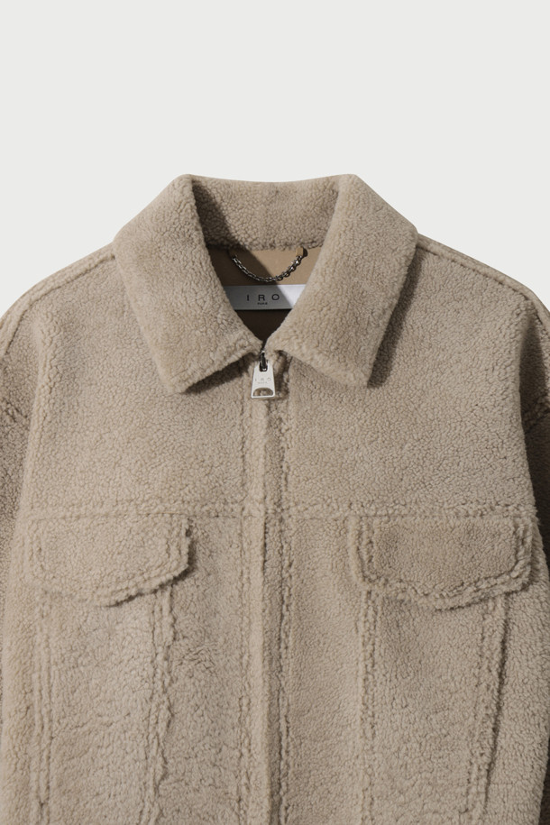 HIVELLE(히벨레) 시어링 재킷은 부드러운 램스퍼 소재로 제작되어 포근한 착용감을 선사합니다. 베이지 컬러의 크롭 기장, 긴 소매, 레귤러핏 디자인으로 캐주얼, 미니멀, 클래식 스타일을 연출하기 좋습니다. 가슴 플랩 포켓과 양옆 포켓이 있어 실용성을 더했으며, 집업 여밈 방식으로 간편하게 착용할 수 있습니다. 가을, 겨울에 데이트룩, 쇼핑룩 등 다양한 TPO에 활용 가능한 필수 아이템입니다.
