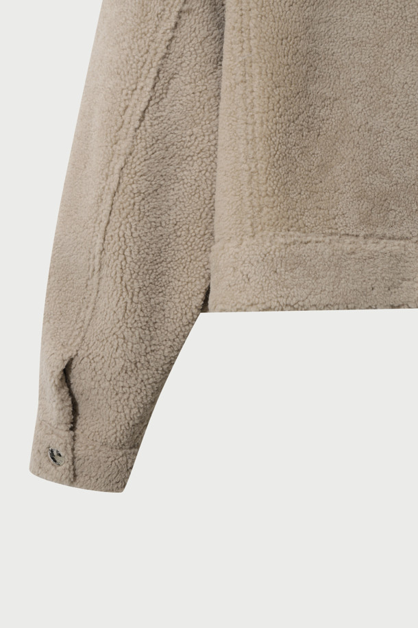 HIVELLE(히벨레) 시어링 재킷은 부드러운 램스퍼 소재로 제작되어 포근한 착용감을 선사합니다. 베이지 컬러의 크롭 기장, 긴 소매, 레귤러핏 디자인으로 캐주얼, 미니멀, 클래식 스타일을 연출하기 좋습니다. 가슴 플랩 포켓과 양옆 포켓이 있어 실용성을 더했으며, 집업 여밈 방식으로 간편하게 착용할 수 있습니다. 가을, 겨울에 데이트룩, 쇼핑룩 등 다양한 TPO에 활용 가능한 필수 아이템입니다.
