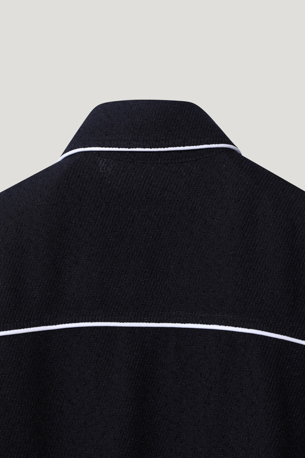 블랙 컬러의 레더 트리밍 바시티 재킷입니다. 남성용으로, 봄, 가을 시즌에 캐주얼하고 스포티한 스타일을 연출하기 좋습니다. 레귤러 핏으로, 레더 파이핑 디테일과 양옆 포켓, 립 짜임 소맷단, 립 짜임 밑단으로 디자인되었습니다. 스냅 버튼 여밈 방식이며, 일상, 데이트룩, 모임룩에 모두 잘 어울립니다. 주요 소재는 가죽이며, 보통 두께감으로 제작되었습니다.
