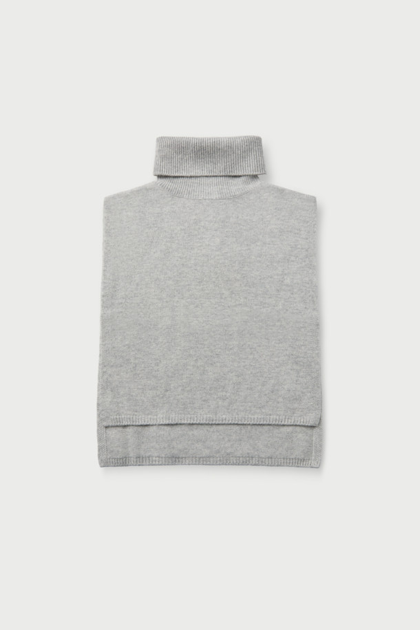 **론(RON) 넥 워머**는 부드러운 촉감의 울과 캐시미어 혼방 소재로 제작되어 가을, 겨울철 보온성을 책임집니다. 차분한 그레이 컬러의 무지 디자인으로, 클래식, 미니멀, 캐주얼 등 다양한 스타일과 매치하기 용이합니다. 두꺼운 두께감으로 추운 날씨에도 따뜻하게 착용할 수 있으며, 출근룩에 아우터 안에 간편하게 레이어드하여 깔끔한 핏을 연출할 수 있습니다. 넥 워머는 탈착이 용이하여 활동성을 높여줍니다.
