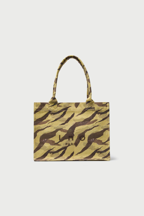 "JANE(제인) 북 토트백"은 IRO(아이로) 시그니처 라인의 25SS 시즌 여성 토트백입니다. 베이지와 브라운 컬러의 면 소재로 제작되었으며, 미디엄 사이즈에 호피 및 애니멀 패턴 자수 디테일이 돋보입니다. 숄더 스트랩과 내부 분리 수납 기능으로 실용성을 높였으며, 캐주얼 스타일에 적합하여 일상에서 편안하게 활용할 수 있습니다. 사각형 디자인으로 미니멀한 스타일을 추구하는 여성에게 추천합니다.
