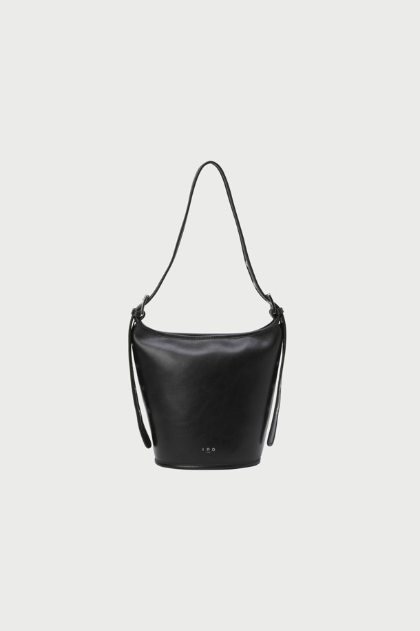 SMALL ZYKE (스몰 자이크) 토트백은 부드러운 천연 소가죽 소재의 여성용 토트백입니다. 심플한 무지 디자인에 블랙 컬러로, 출근룩과 모임룩 등 다양한 TPO에 활용하기 좋습니다. 끈 조절이 가능한 원통형 디자인으로, 시크하고 미니멀한 스타일을 연출합니다. 상단 지퍼 잠금 방식이며, 내부에는 폴리에스터 안감이 덧대어져 실용성을 더했습니다.
