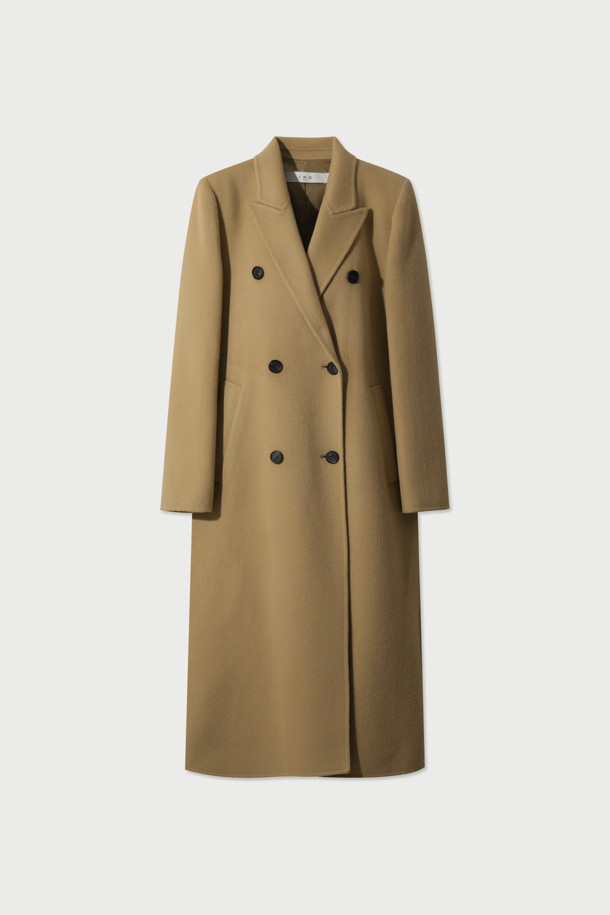 CLASSICO(클라시코) 핸드메이드 더블 코트는 여성스러운 실루엣을 강조하는 클래식 스타일의 롱 코트입니다. 부드러운 털과 캐시미어 혼방 소재로 제작되어 뛰어난 촉감과 보온성을 자랑하며, 가을과 겨울, 두 계절에 걸쳐 활용 가능합니다. 레귤러핏으로 제작되었으며, 숄더 패드가 내장되어 있어 세련된 핏을 연출합니다. 안감은 폴리에스터와 레이온 혼방으로 마감하여 편안한 착용감을 선사하며, 오피스룩, 출근룩, 모임룩 등 다양한 시간과 장소와 상황에 활용하기 좋습니다. 베이지 컬러의 무지 디자인으로 미니멀하고 시크한 스타일을 완성할 수 있습니다.