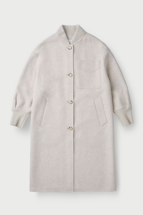 VUIT (뷔) 니트 하이브리드 코트는 부드러운 모 소재로 제작되어 봄 시즌에 적합한 캐주얼 코트입니다. 베이지 색상의 무지 디자인으로 미니멀하고 클래식한 스타일을 연출하며, 드롭 숄더와 니트 밴드 디자인, 사이드 포켓 디테일이 특징입니다. 루즈핏으로 편안한 착용감을 선사하며, 긴 소매 기장과 레이온, 면 안감으로 실용성을 높였습니다. 봄 소풍룩에 완벽하게 어울리는 아이템으로, 다양한 스타일링을 즐길 수 있습니다.
