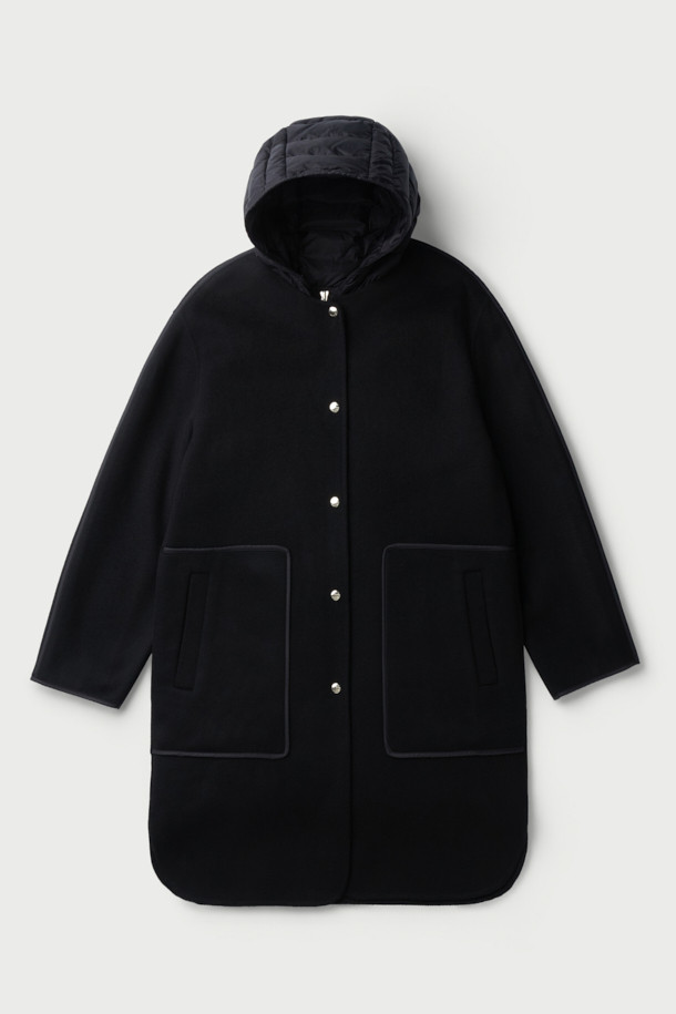 CLAIRE(클레어) 3-in-1 코트는 미니멀하고 클래식한 스타일을 추구하는 여성 고객을 위한 겨울철 필수 아이템입니다. 부드러운 모와 캐시미어 혼방 소재로 제작되어 뛰어난 촉감과 보온성을 자랑하며, 안감은 탈부착 가능한 패딩으로 구성되어 있어 간절기부터 한겨울까지 폭넓게 활용할 수 있습니다. 롱 기장의 레귤러핏 블랙 코트로, 버튼 여밈 방식과 긴 소매 디자인이 특징이며, 출근룩, 오피스룩, 모임룩 등 다양한 TPO에 활용 가능합니다. 가볍고 실용적인 사이드 포켓과 3-in-1 코트 타입으로 스타일과 기능성을 모두 갖춘 아이템입니다.
