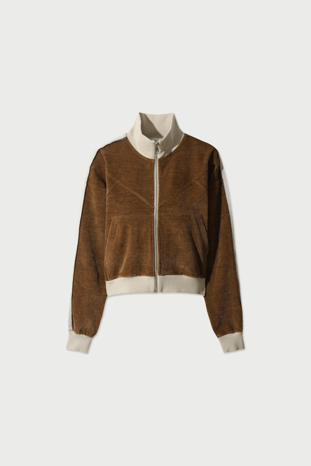 TRILLA 2.0 트랙 재킷은 여성용 아우터로, 봄/가을 계절에 활용하기 좋은 얇은 두께의 블루종 스타일 트랙 재킷입니다. 브라운 컬러에 하이넥 디자인과 옆선 로고 테이핑 디테일이 스포티하면서도 캐주얼한 무드를 연출합니다. 레귤러핏으로 제작되었으며, 집업 방식으로 간편하게 착용할 수 있습니다. 일상, 산책, 여행 등 다양한 TPO에 스타일리시하게 매치하여 캐주얼, 스포티, 미니멀 스타일을 완성할 수 있습니다. 긴 소매 기장의 폴리에스테르와 폴리우레탄 혼방 소재로 제작되었습니다.
