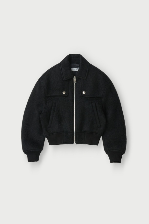 **MERCI (메르시) 울 봄버 재킷**은 부드러운 촉감의 울, 아크릴, 나일론, 모헤어 혼방 소재로 제작된 캐주얼 스타일의 봄버 재킷입니다. 블랙 색상에 루즈핏 크롭 기장으로, 드롭 숄더와 플랩 디테일, 사선 포켓, 골지 립 마감, 안감 처리가 돋보입니다. 데이트룩, 봄 소풍룩 등 다양한 TPO에 어울리며, 미니멀하고 클래식한 스타일을 연출하기 좋습니다. 긴 소매, 집업 여밈 방식으로 간편하게 착용할 수 있습니다.
