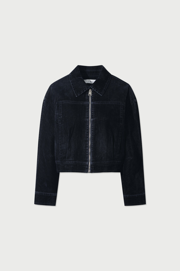 벨벳 데님 트러커는 부드러운 촉감의 데님 소재와 레이온, 면, 폴리우레탄을 혼방하여 제작된 아우터입니다. 빈티지 스타일의 무지 디자인으로, 브러시 효과와 절개선 디테일이 돋보입니다. 지퍼형 여밈 방식과 긴소매, 밑단 여밈 및 핏 조절 기능으로 편안한 착용감을 선사합니다. 데이트룩, 모임룩, 캐주얼 및 미니멀 스타일을 원하는 분들께 추천합니다. 옆면 포켓과 소매 버튼 디테일이 실용성을 더합니다.
