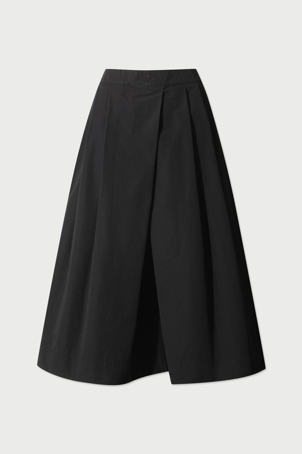 ALINE(아린) 이밴드 플리츠 스커트는 여성용 플리츠 스커트입니다. A라인 핏으로 제작되었으며, 허리 부분에 이밴드를 적용하여 편안한 착용감을 선사합니다. 베이직한 디자인과 블랙 컬러로 다양한 스타일 연출이 가능하며, 면 안감과 폴리에스터, 면 혼방 소재로 사계절 내내 활용할 수 있습니다. 출근룩과 모임룩 모두에 잘 어울리며, 미니멀, 클래식, 캐주얼 스타일을 즐기는 분들께 추천합니다. 허리 부분의 로고 디테일이 돋보이는 디자인입니다.
