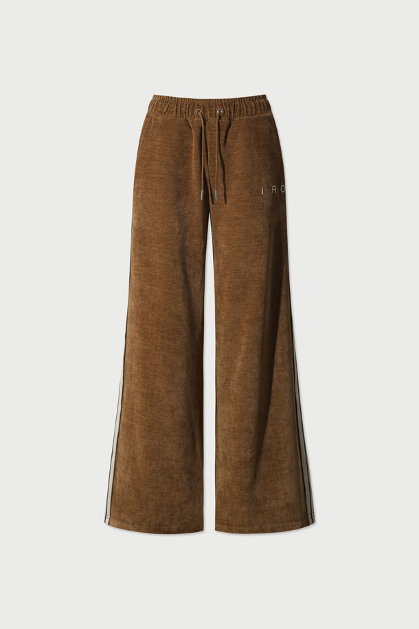 TRILLO 2.0 트랙 팬츠는 편안하고 스타일리시한 일상 및 스포츠 활동에 적합한 바지입니다. 브라운 컬러의 루즈핏 긴바지로, 봄, 여름에 특히 활용하기 좋습니다. 폴리에스터와 폴리우레탄 혼방 소재로 제작되어 부드러운 촉감을 선사합니다. 허리에는 드로스트링 밴딩이 있어 편안한 착용감을 제공하며, 사이드 로고 테이프가 스포티하고 캐주얼한 스타일을 더합니다. 넉넉한 실루엣으로 활동성을 높인 트랙 팬츠입니다.
