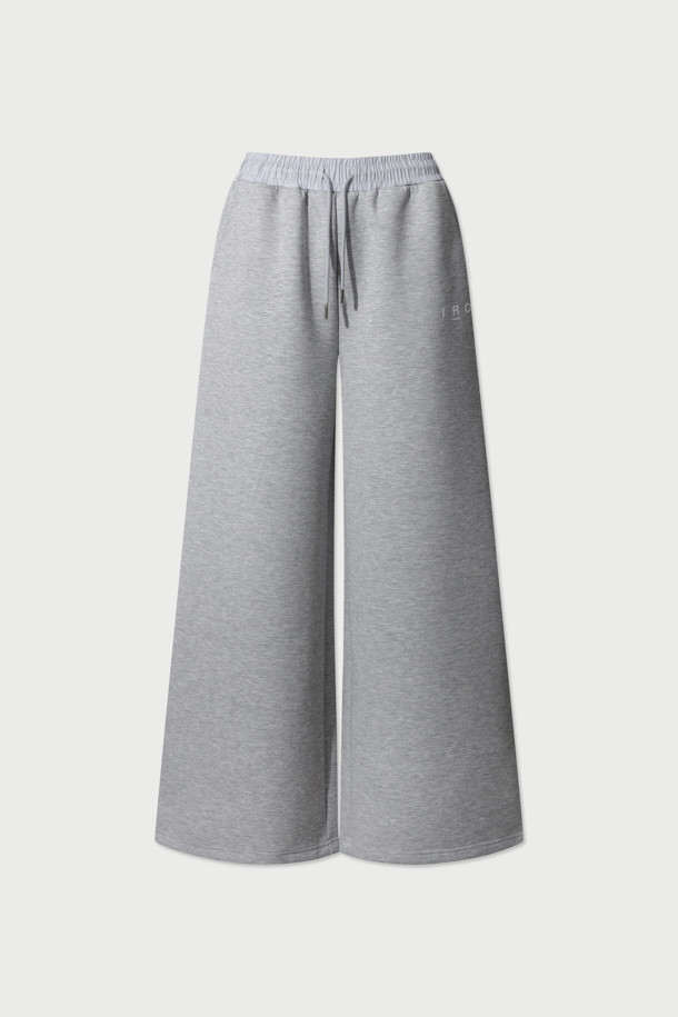 SCOT(스콧) 쿠션지 와이드 팬츠는 부드러운 촉감의 폴리에스터, 레이온, 폴리우레탄 혼방 소재로 제작되어 편안한 착용감을 선사합니다. 릴랙스핏 와이드 디자인에 두꺼운 두께감으로 캐주얼, 미니멀, 클래식 스타일을 연출하기 좋습니다. 허리 스트링과 밴딩으로 편안한 착용감을 더했으며, 넉넉한 포켓 디테일로 실용성을 높였습니다. 일상, 출근룩, 모임룩 등 다양한 TPO에 활용 가능하여 활용도가 높습니다.
