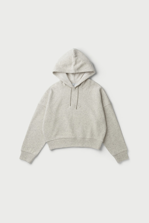 LAINE(레인) 울 저지 후디는 부드러운 촉감의 모, 면, 나일론 혼방 소재로 제작되어 가을과 겨울에 따뜻하게 착용하기 좋은 여성 후디입니다. 캐주얼하고 베이직한 스타일로, 집콕룩이나 산책룩 등 편안한 일상에 잘 어울립니다. 오버핏 디자인에 후드 네크라인으로 편안함을 더했으며, 두꺼운 두께감으로 보온성을 높였습니다. 그레이 컬러에 IRO 자수 로고가 포인트로 들어가 미니멀하고 클래식한 스타일을 연출합니다. 긴 소매 기장으로 활동성을 높인 데일리 후디입니다.
