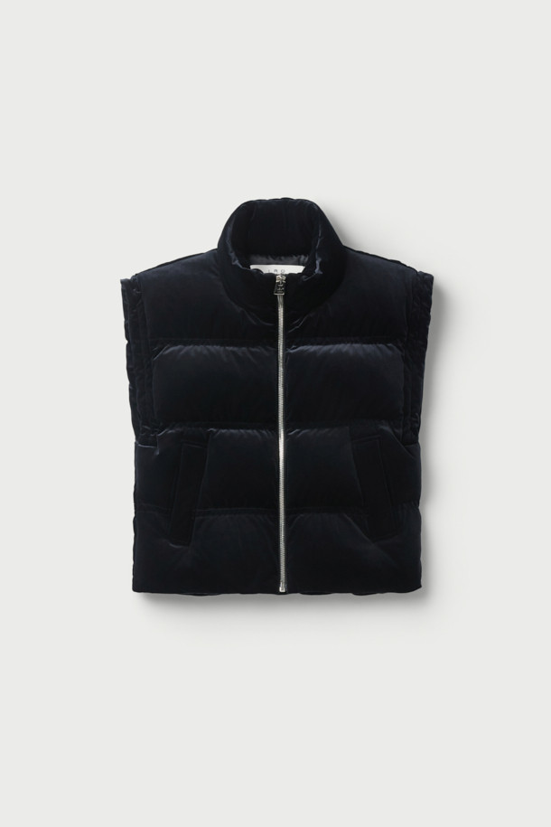 블랙 컬러의 'VELVET' 베스트입니다. 부드러운 촉감의 폴리에스터, 폴리우레탄 혼방 소재로 제작되어 가을, 겨울 시즌에 따뜻하게 착용할 수 있습니다. 두꺼운 두께감과 오버핏 디자인으로 캐주얼하고 미니멀한 스타일을 연출하며, 캠핑룩에도 잘 어울립니다. 집업 여밈 방식에 민소매 디자인, 드롭 숄더, 사이드 포켓과 스토퍼 조임 디테일이 특징입니다. 안감은 폴리에스터로 마감되었습니다.
