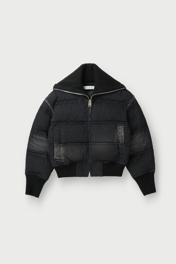 CHANE(샤넬) 데님 다운 점퍼는 여성용 아우터로, 겨울철 캐주얼 스타일을 연출하기에 적합합니다. 블랙 컬러의 무지 디자인에 크롭 기장으로 세련된 핏을 선사하며, 집업 스타일로 간편하게 착용할 수 있습니다. 데님과 면 소재의 조화로 제작되어 두꺼운 두께감을 자랑하며, 폴리에스터와 레이온 안감으로 보온성을 높였습니다. 니트 밴드와 사이드 포켓 디테일이 돋보이는 롱 슬리브 다운 재킷입니다.
