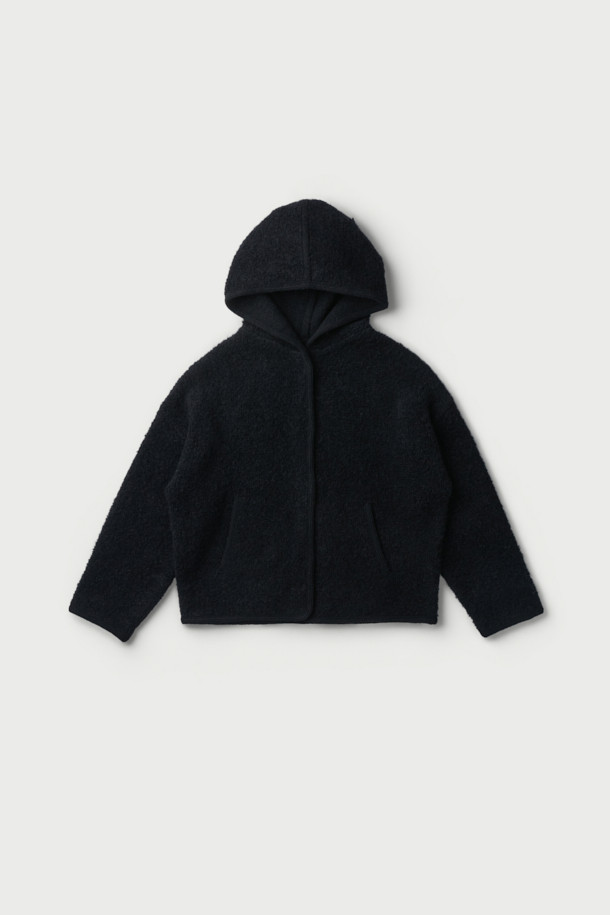 COUP DE (쿠 드) 니트 후드 재킷은 가을과 겨울, 일상에서 편안하게 착용하기 좋은 여성용 상의입니다. 부드러운 촉감의 나일론, 모, 모헤어, 폴리우레탄 혼방 소재로 제작되어 뛰어난 보온성을 제공합니다. 캐주얼, 미니멀, 클래식 스타일을 아우르며, 오버핏으로 편안하게 떨어지는 핏과 드롭숄더 디자인이 특징입니다. 블랙 색상의 무지 디자인에 후드 네크라인과 긴 소매, 바인딩 디테일을 더해 미니멀한 무드를 연출합니다. 집콕룩, 산책룩 등 다양한 TPO에 활용할 수 있는 실용적인 아이템입니다.
