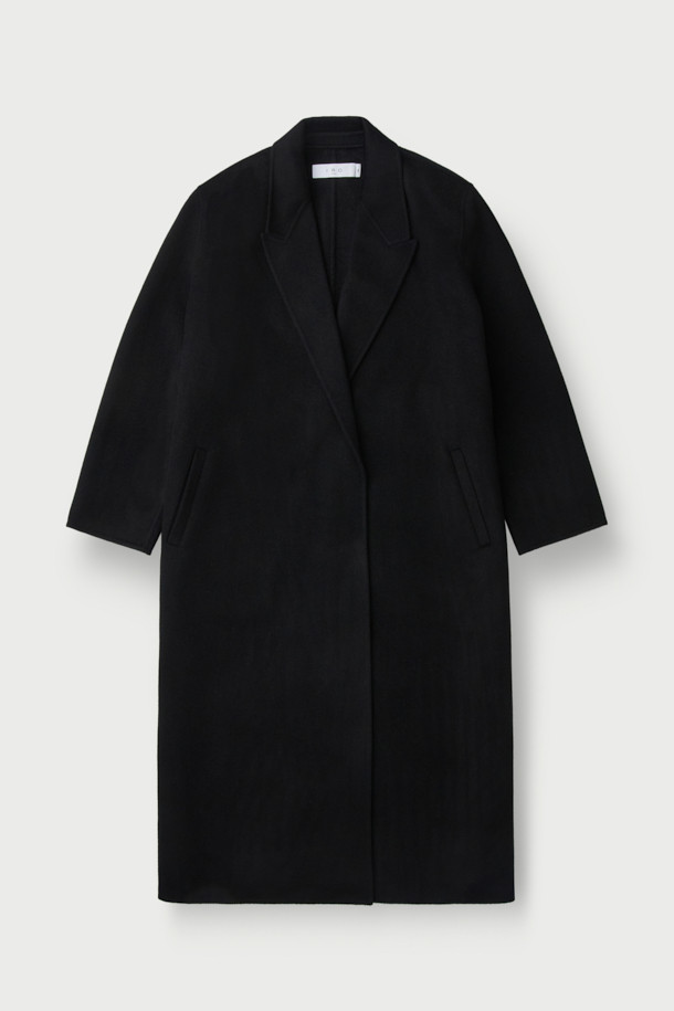 NALLIE(낼리) 오버 숄더 핸드메이드 울 코트는 여성들을 위한 클래식 스타일의 겨울 아우터입니다. 블랙 컬러의 무지 디자인으로, 출근룩, 오피스룩, 모임룩 등 다양한 TPO에 활용하기 좋습니다. 두꺼운 울 소재와 긴 소매 기장이 추운 날씨에도 따뜻함을 선사하며, 오버핏으로 편안한 착용감을 제공합니다. 핸드메이드 공정으로 제작되어 고급스러운 숄더 코트 타입이며, 더블 버튼과 허리 벨트, 라펠 디자인으로 세련된 멋을 더했습니다.
