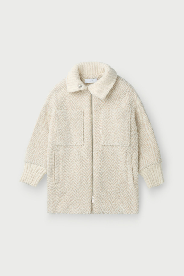 SANABSPE(사나스페) 하이넥 부클 코트는 가을, 겨울 시즌에 어울리는 오버핏 니트 코트입니다. 아이보리, 베이지 두 가지 색상으로 출시되었으며, 부드러운 촉감의 모, 아크릴, 폴리에스터, 나일론, 레이온 혼방 소재로 제작되었습니다. 하이넥 디자인과 집업 여밈 방식으로 보온성을 높였으며, 플랫 포켓과 사이드 히든 포켓으로 실용성을 더했습니다. 출근룩, 모임룩 등 다양한 TPO에 클래식, 미니멀, 캐주얼 스타일로 연출하기 좋습니다. 안감은 레이온과 면으로 마감되어 편안한 착용감을 선사합니다.
