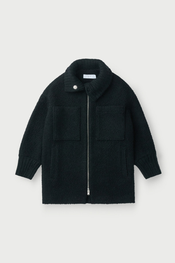 SANABSPE(사나브스페) 하이넥 부클 코트는 여성 고객을 위한 겨울철 필수 아이템입니다. 부드러운 촉감의 모, 아크릴, 폴리에스터, 나일론, 레이온 혼방 부클 소재를 사용하여 따뜻함과 편안함을 동시에 선사합니다. 롱 기장의 오버핏 디자인에 하이넥 스타일이 더해져 멋스러운 연출이 가능하며, 집업 여밈 방식으로 간편하게 착용할 수 있습니다. 무지 패턴의 블랙 컬러로 어떤 룩에도 잘 어울리며, 출근룩, 클래식, 미니멀, 캐주얼 스타일을 모두 소화 가능합니다. 플랫 포켓과 사이드 히든 포켓으로 실용성을 더했으며 안감은 레이온과 면으로 마감하여 착용감을 높였습니다.
