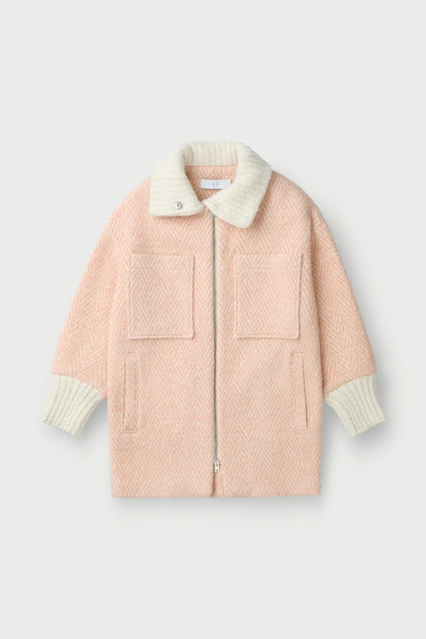 SANABSPE(사납스페) 하이넥 부클 코트는 포근하고 따뜻한 겨울을 위한 필수 아이템입니다. 핑크 컬러의 부클 소재가 사랑스러운 분위기를 연출하며, 오버핏 디자인으로 편안한 착용감을 선사합니다. 하이넥 디자인과 집업 여밈 방식으로 보온성을 높였으며, 플랫 포켓과 사이드 히든 포켓으로 실용성을 더했습니다. 모, 아크릴, 폴리에스터, 나일론, 레이온 등 다양한 소재 혼방으로 부드러운 촉감과 우수한 보온성을 자랑합니다. 데이트룩, 클래식, 미니멀, 캐주얼 등 다양한 스타일 연출에 활용 가능한 니트 코트입니다.
