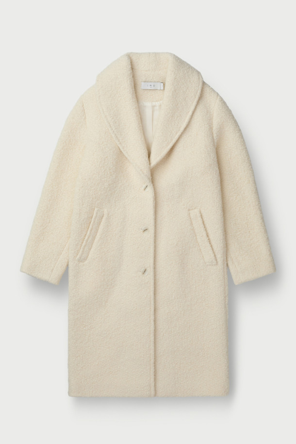 세련된 스타일을 완성하는 FARIA(파리아) 숄 카라 부클 코트입니다. 부드러운 촉감의 모, 폴리에스터, 아크릴 혼방 소재로 제작되어 가을과 겨울, 포근하고 따뜻하게 착용할 수 있습니다. 미니멀하고 클래식한 디자인에 아이보리, 화이트 컬러가 더해져 오피스룩, 모임룩, 데이트룩 등 다양한 TPO에 활용 가능합니다. 숄 카라, 긴 소매, 오버핏, 싱글 버튼 여밈, 사이드 포켓 디테일이 돋보이며, 안감은 레이온과 면으로 마감되었습니다. 두꺼운 두께감으로 보온성을 높였으며, 시크한 스타일을 연출하기 좋습니다.
