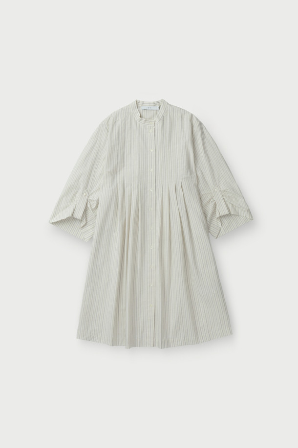 TULIA(튤리아) 스트라이프 셔츠 드레스는 밴드 칼라 디자인으로 깔끔한 핏을 연출하며, 봄, 여름 시즌 일상룩과 데이트룩, 봄 소풍룩에 적합합니다. 루즈핏으로 편안함을 더하고, 허리 플리츠 디테일이 여성스러운 실루엣을 만들어줍니다. 긴소매와 와이드 소매 디자인이 특징이며, 캐주얼, 미니멀, 클래식 스타일을 모두 소화할 수 있습니다. 면 소재의 스트라이프 패턴 셔츠 원피스로, 버튼다운 클로징과 탭 디테일이 포인트를 더합니다.
