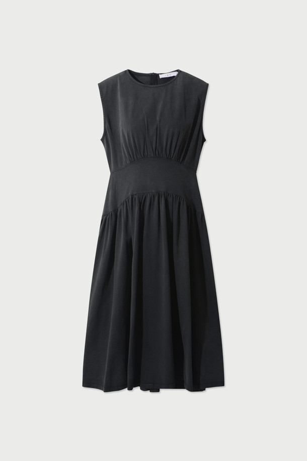 NEVATASPE (네바타스페) 저지 셔링 드레스는 여성 고객을 위한 모던 스타일의 슬리브리스 원피스입니다. 블랙 컬러의 면 소재로 제작되어 부드러운 촉감을 선사하며, 봄, 여름 시즌에 적합합니다. 라운드넥 디자인에 허리 셔링 디테일, 와이드 암홀, A라인 플레어 치마핏으로 아워글라스 실루엣을 연출합니다. 뒷지퍼 여밈으로 편안하게 착용 가능하며, 데이트룩 또는 모임룩에 미니멀, 클래식, 시크한 무드를 더해줍니다. 슬림핏 디자인으로 여성스러운 라인을 강조합니다.
