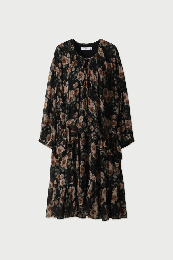 **LEANDRE(리앤드레) 플로럴 러플 드레스**는 여성스러운 무드를 연출하는 플라워 패턴의 롱 슬리브 러플 드레스입니다. 부드러운 레이온 소재와 얇은 두께감으로 봄, 여름 시즌에 시원하게 착용 가능하며, 루즈핏으로 편안한 착용감을 선사합니다. 드롭숄더와 벌룬 소매, 러플 디테일, 플레어 스커트가 우아하고 페미닌한 분위기를 더하며, 시스루 디자인과 스트링넥으로 포인트를 더했습니다. 데이트룩, 모임룩, 휴가룩 등 다양한 TPO에 로맨틱하고 클래식한 스타일로 연출해보세요. 블랙과 브라운 두 가지 색상으로 만나볼 수 있습니다.
