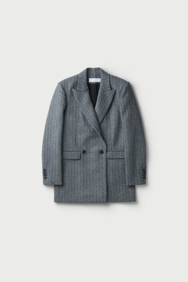 NIMI 클래식 울 블레이저는 여성 고객을 위한 가을, 겨울용 아우터입니다. 클래식한 스타일의 그레이 컬러 핀스트라이프 패턴이 특징이며, 오피스룩, 출근룩, 모임룩에 적합합니다. 두꺼운 울 혼방 소재로 제작되어 보온성을 높였으며, 스트레이트 핏과 싱글 버튼 여밈 방식으로 세련된 실루엣을 연출합니다. 피크드 라펠과 플랩 포켓 디테일이 돋보이며, 레이온과 면 안감으로 편안한 착용감을 선사합니다.
