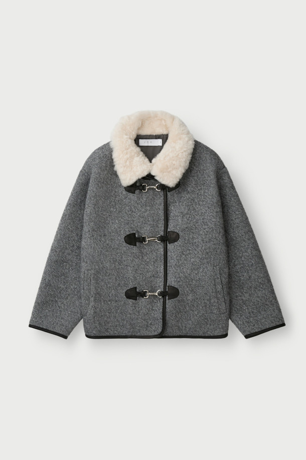 KASSON(카손) 퍼 카라 부클 재킷은 여성용 아우터로, 가을과 겨울에 따뜻하게 착용할 수 있습니다. 부드러운 촉감의 두꺼운 소재(아크릴, 폴리에스터, 모, 소가죽)로 제작되었으며, 하이넥 디자인과 오버핏으로 클래식하면서도 캐주얼한 스타일을 연출합니다. 그레이 컬러의 무지 패턴에 퍼 카라와 가죽 트리밍, 메탈 버클 디테일이 돋보이며, 긴 소매와 고리형 여밈 방식으로 편안함을 더했습니다. 출근룩이나 모임룩에 활용하기 좋으며, 미니멀한 스타일을 선호하는 분들께 추천합니다. 안감은 레이온과 면 혼방입니다.
