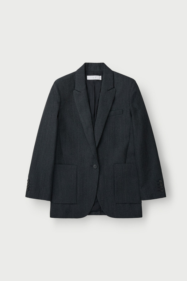 BONNA (보니) 클래식 테일러 블레이저는 여성 고객을 위한 우아하고 세련된 아우터입니다. 블랙 컬러에 헤링본 패턴으로 클래식하고 미니멀한 스타일을 연출하며, 오피스룩, 비즈니스 캐주얼, 모임룩 등 다양한 TPO에 활용 가능합니다. 슬림핏 싱글 버튼 디자인으로, 모와 폴리에스터 혼방 소재에 적당한 두께감으로 봄, 가을 시즌에 적합합니다. 노치드 라펠, 웰트 포켓, 아웃 포켓 디테일과 레이온, 면 안감으로 고급스러움을 더한 테일러드 코트 타입의 긴 소매 블레이저입니다.
