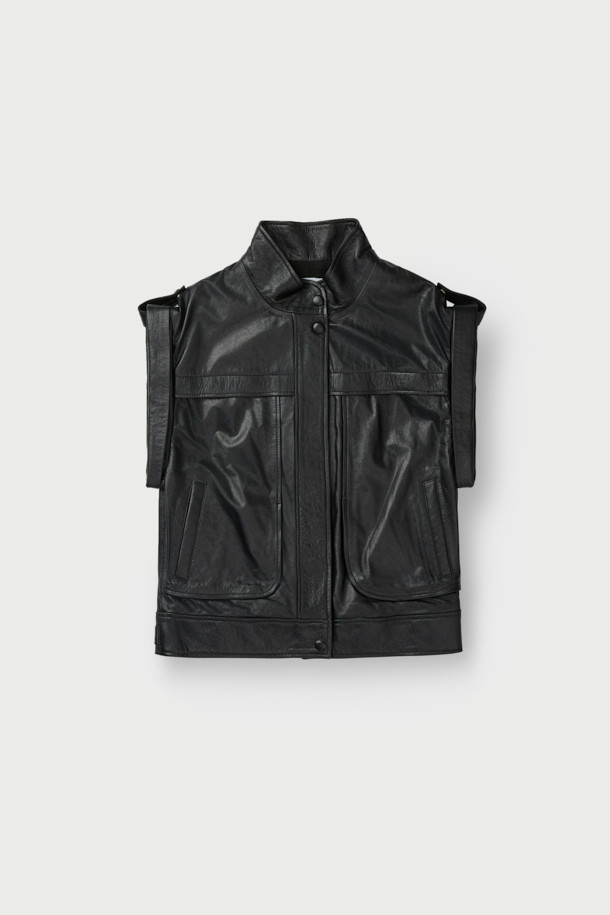 **JASPER(재스퍼) 하이넥 가죽 베스트**는 모던한 스타일을 추구하는 당신을 위한 완벽한 아이템입니다. 부드러운 천연 가죽 소재에 블랙 컬러, 무지 패턴으로 시크하면서도 미니멀한 분위기를 연출합니다. 견장 디테일과 사이드 포켓이 디자인의 포인트를 더하며, 봄, 가을 시즌 데이트룩, 모임룩, 출근룩 등 다양한 TPO에 활용 가능합니다. 오버핏으로 편안함과 스타일리시함을 동시에 잡았으며, 스냅 및 지퍼 여밈으로 간편하게 착용할 수 있습니다. 안감은 레이온 소재로 제작되어 부드러운 촉감을 선사합니다.
