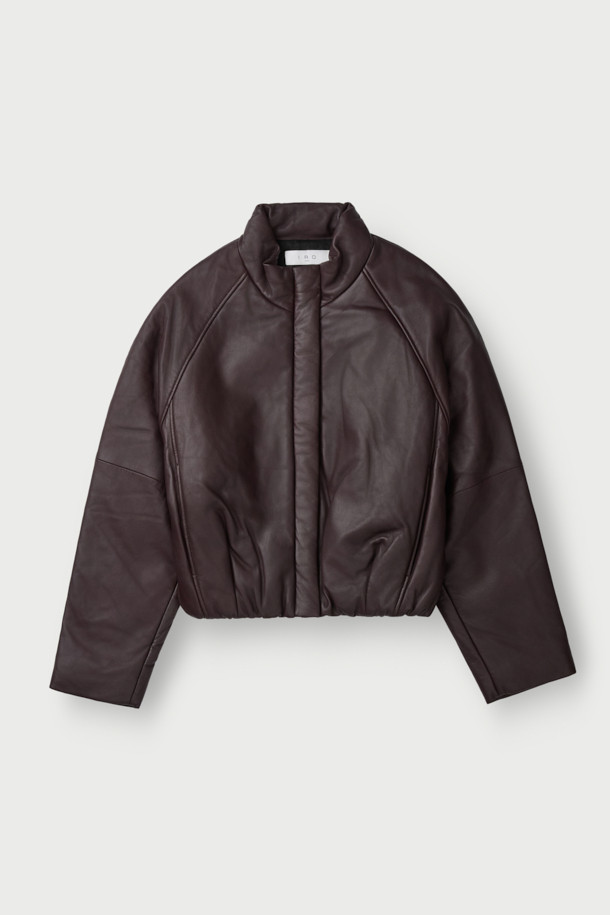 델타 가죽 블루종 재킷은 부드러운 양가죽 소재로 제작되어 고급스러운 촉감을 선사하는 블루종 재킷입니다. 와인, 버건디 두 가지 컬러로 출시되어, 가을과 겨울 시즌 캐주얼한 데이트룩, 모임룩에 포인트를 더할 수 있습니다. 하이넥 칼라, 라글랑 라인, 밑단 셔링 디테일이 돋보이는 디자인으로, 트렌디하면서도 미니멀, 클래식한 스타일을 연출합니다. 루즈핏 크롭 기장으로, 편안한 착용감과 세련된 실루엣을 동시에 만족시켜줍니다. 안감은 리오셀 소재로 제작되어 쾌적한 착용감을 제공합니다.
