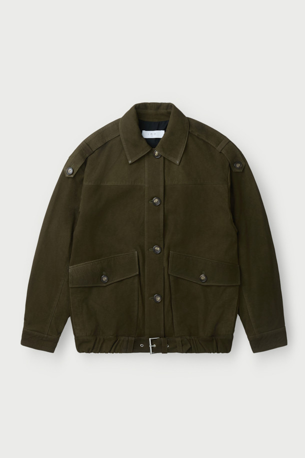 'BARRIE(바리에)' 스웨이드 오버 자켓은 남녀 공용으로, 봄, 가을에 캐주얼, 클래식, 미니멀한 스타일을 연출하기 좋습니다. 부드러운 스웨이드와 천연가죽 소재로 제작되어 고급스러운 촉감을 선사하며, 드롭 숄더와 플랩 포켓, 밑단 밴딩 등의 디테일이 돋보입니다. 넉넉한 오버핏으로 편안한 착용감을 제공하며, 데이트룩, 모임룩에 활용하기 좋습니다. 안감은 레이온 소재로 마감하여 활동성을 높였습니다. 
